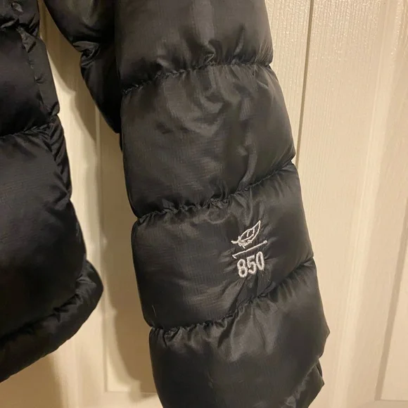 L.L. Bean Women's Ultralight 850 Down Hooded Quilted Packable Puffer Jacket - Picture 4 of 5